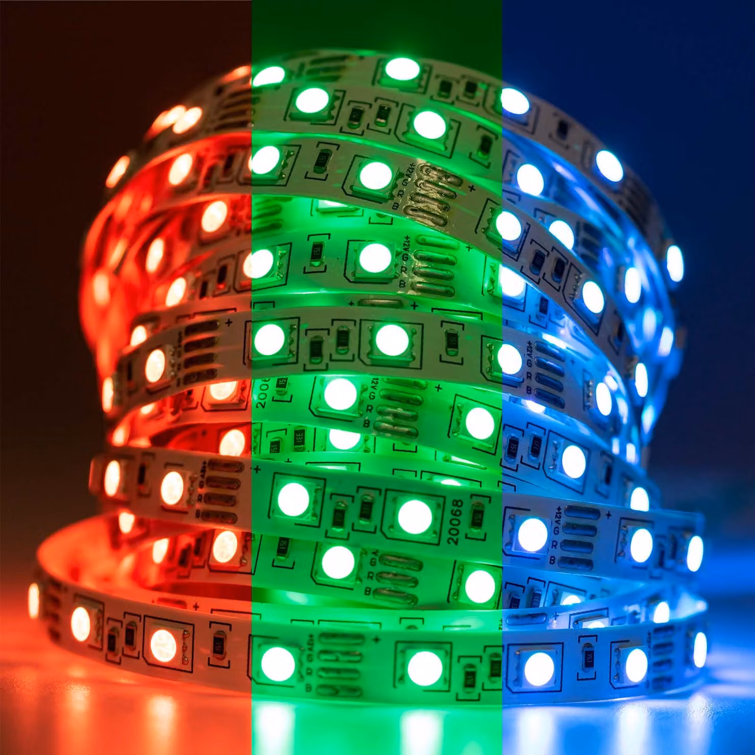 LUMILED Striscia LED 5M, 300 LED 12V RGB cambio colore 72W Striscia LED SMD Striscia LED IP33 3960 lm Striscia luminosa multicolore autoadesiva per uso interno decorazione casa cucina camera da letto, senza alimentatore