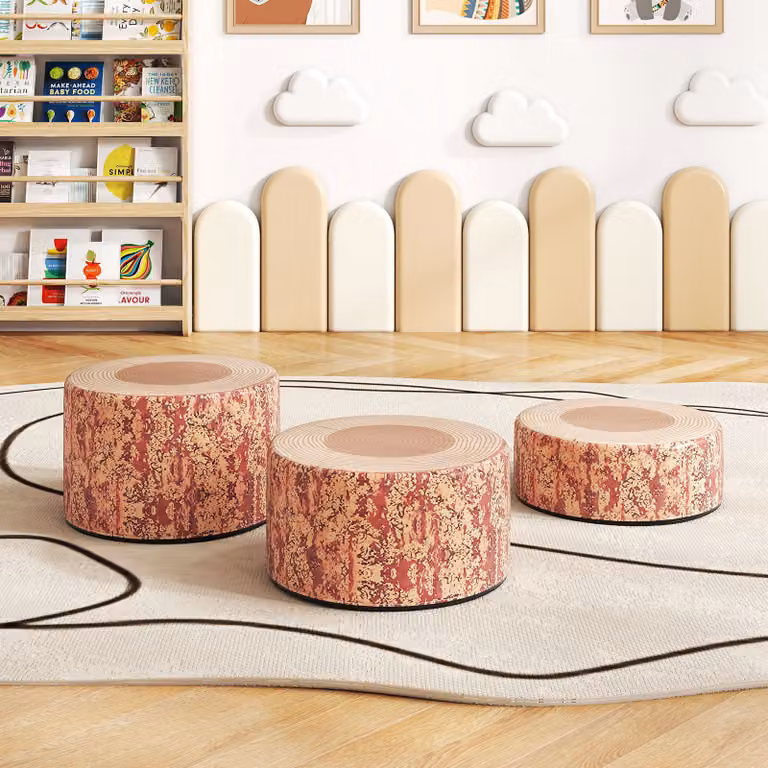 Set di 3 sgabelli rotondi Costway con design a ceppo d'albero, decorazione naturale in legno e cuscini multicolore per bambini, casa o asilo