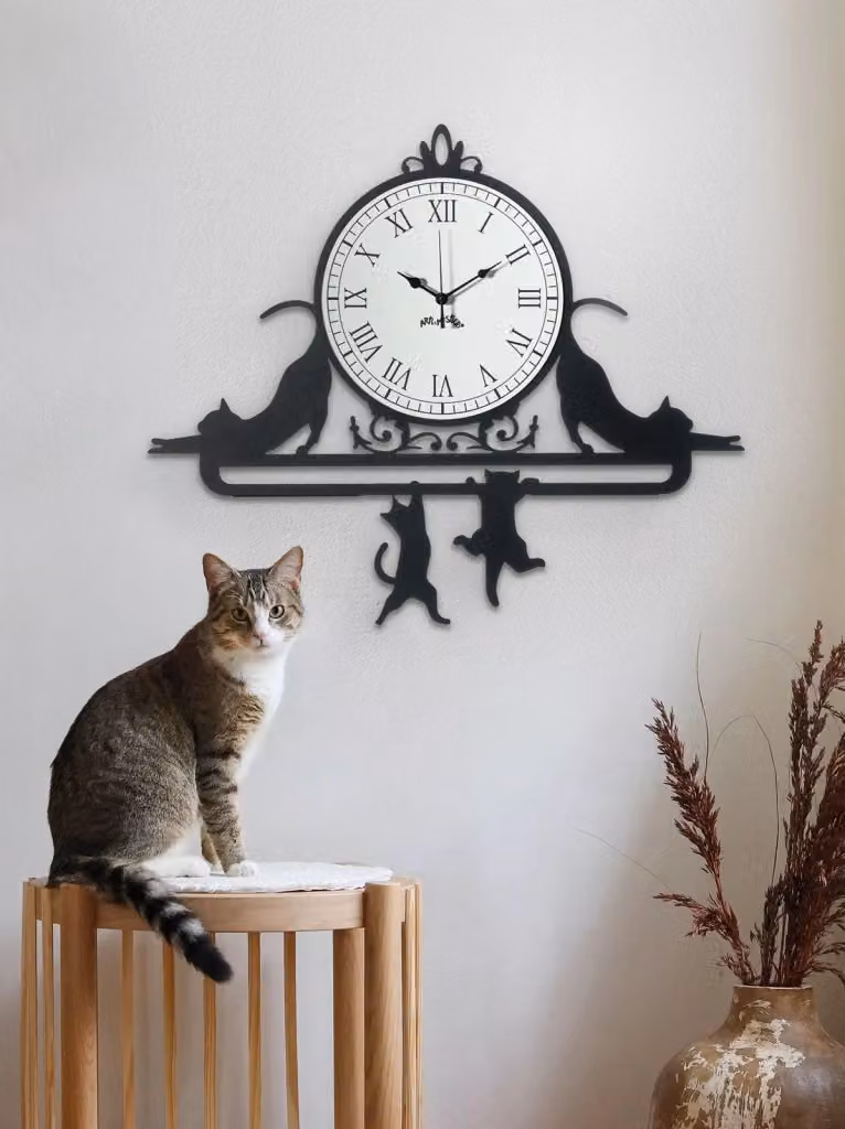 Orologio da parete Cattitude Arti & Mestieri in metallo con gatti decorativi, quadrante bianco con cifre romane, L: 62 cm, H: 52 cm – 2
