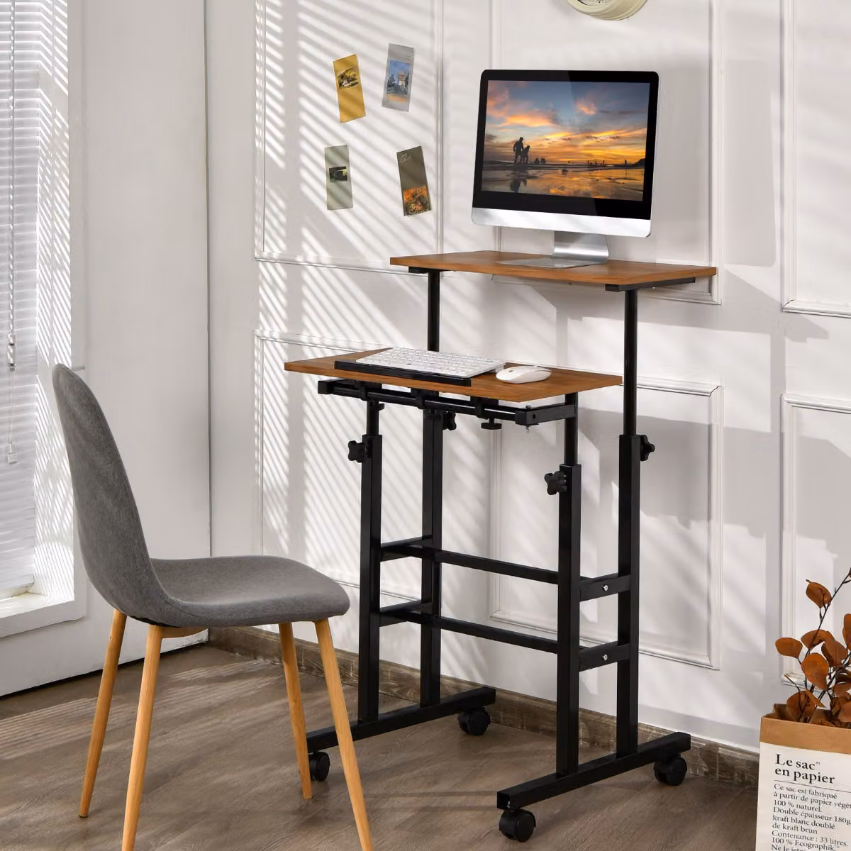 Scrivania regolabile in altezza Costway con ruote e manovella, postazione di lavoro moderna in noce per home office