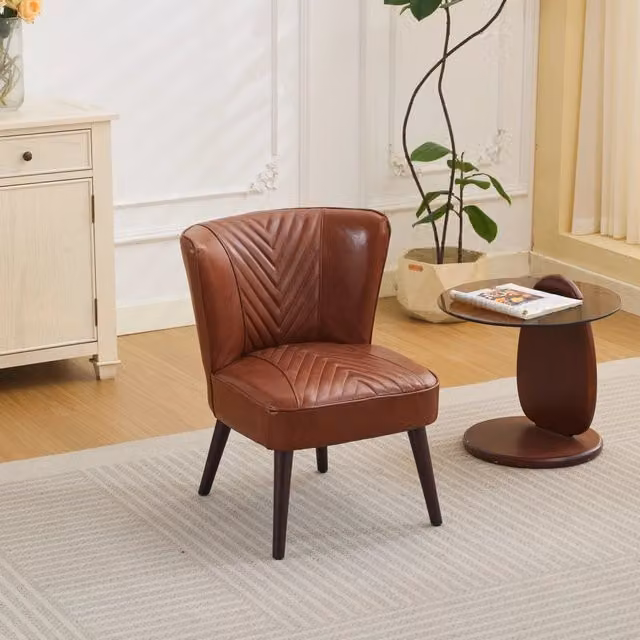 Poltrona OKWISH in vera pelle marrone con struttura in legno massello e cuciture geometriche per sala da pranzo, living o home office
