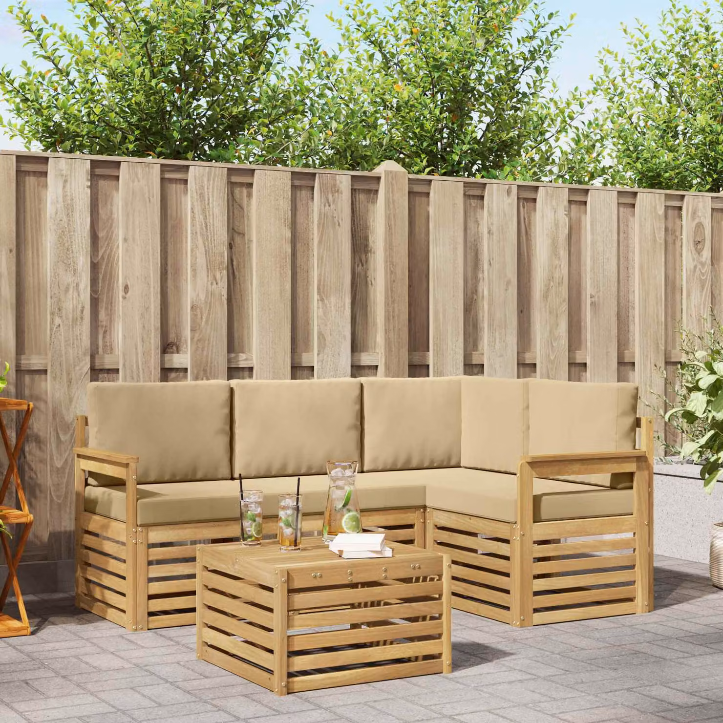 Set di divani da esterno a L vidaXL con tavolo da caffè, struttura in legno di acacia e cuscini in poliestere bianco e beige