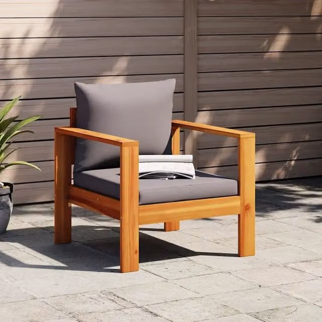 Sedia da giardino in legno di acacia con cuscini grigi e braccioli