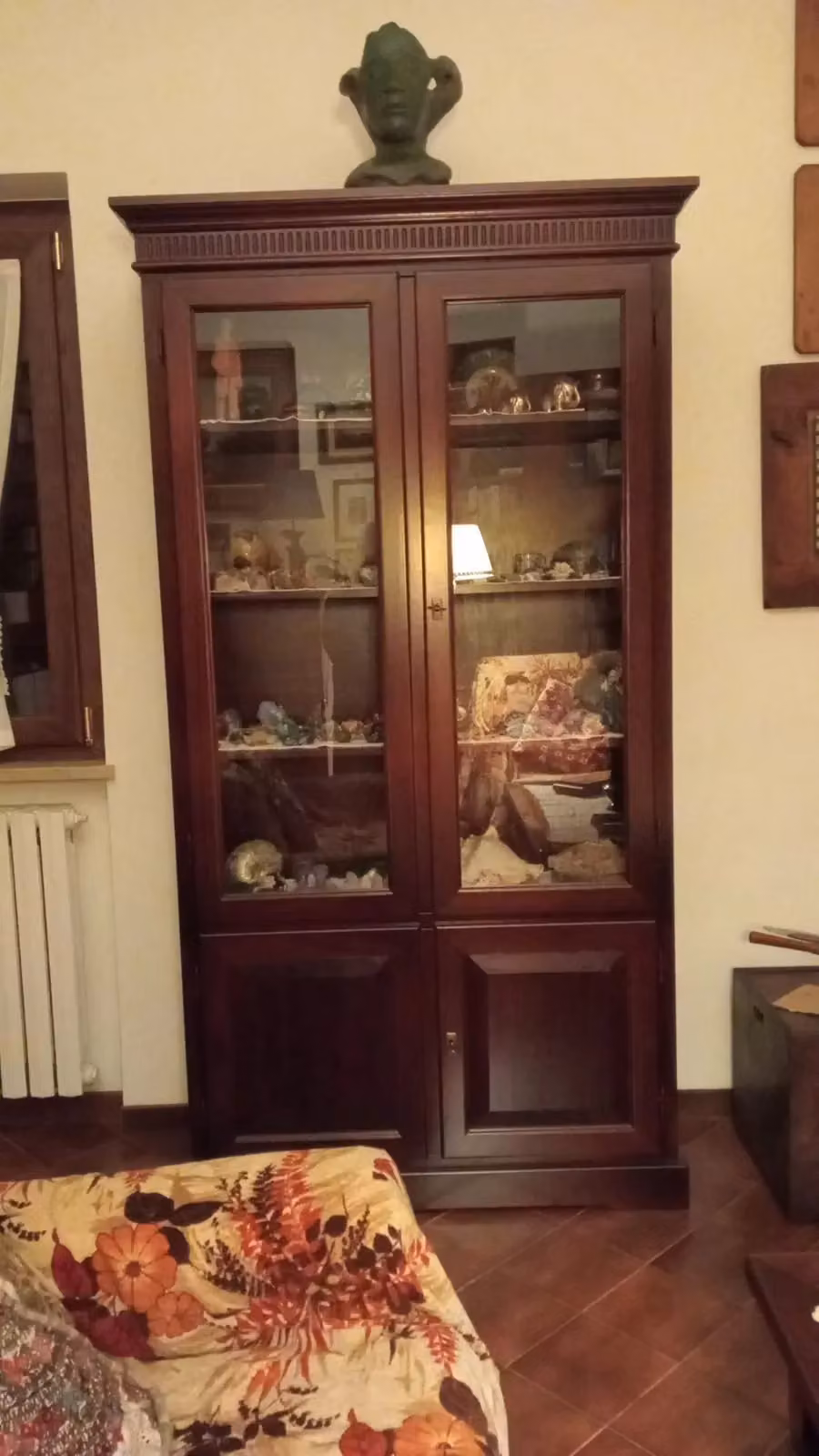 Vetrina libreria in legno stile arte povera con ante in vetro e specchio Mobili2g colore marrone L: 108 cm, P: 40 cm, H: 200 cm – 3