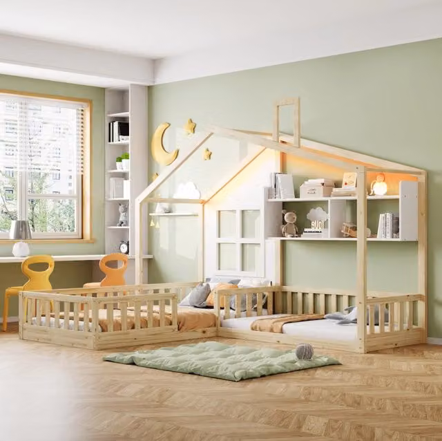 Letto per bambini 90x200 cm a forma di casetta in legno massiccio con LED, sponde di sicurezza, scaffali integrati e rete a doghe