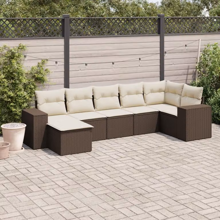 Set di divani da giardino vidaXL 7 pezzi in polyrattan marrone con cuscini bianchi e pouf coordinato