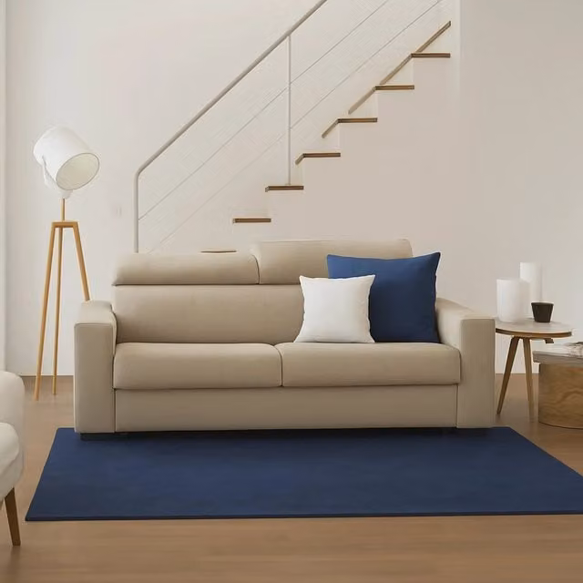 Divano a 2 posti Aggius TALAMO ITALIA in tessuto beige con poggiatesta regolabili e braccioli slim, L: 180 cm, H: 85 cm, P: 95 cm