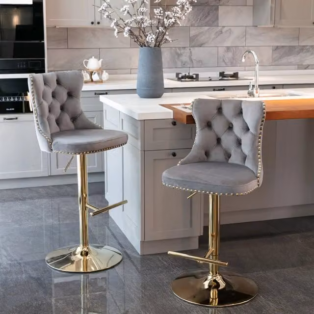 Set di 2 Sgabelli da Bar Minimal Girevoli Imbottiti in Velluto Grigio con Base Oro e Altezza Regolabile 63,5-83,8 cm