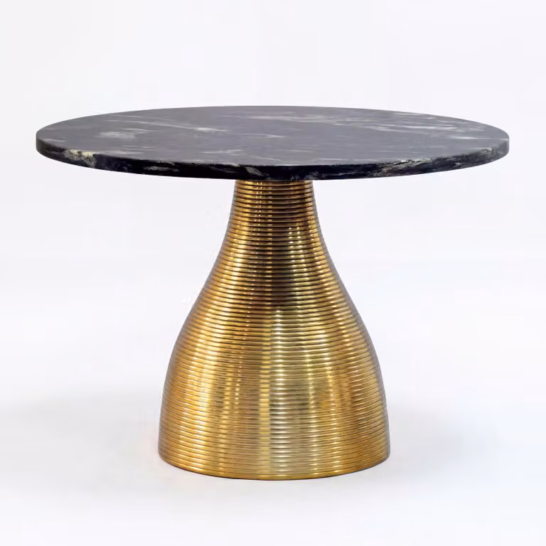 Tavolino da salotto WOHNLING in metallo con piano in marmo nero, diametro 60 cm. Tavolino rotondo per soggiorno, in alluminio dorato. Tavolino da divano in alluminio, tavolino da lounge, tavolino ausiliario, prodotto artigianale