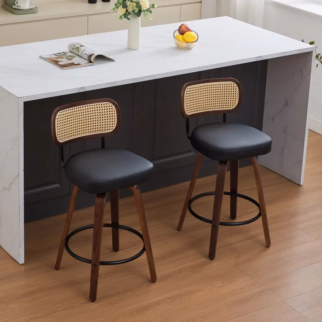 Sgabello da bar girevole OKWISH con schienale in rattan, seduta imbottita in ecopelle nera e gambe in legno stile naturale – 2