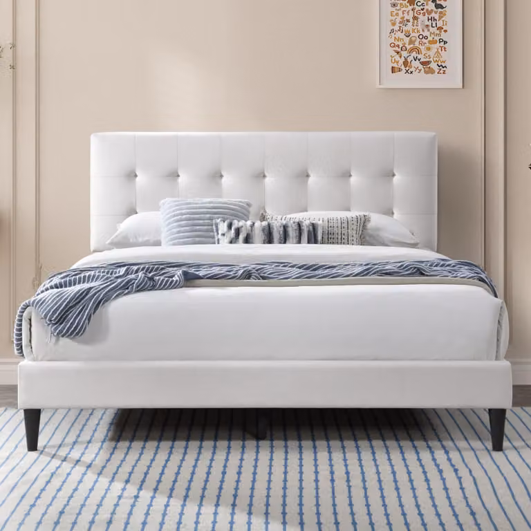 Letto imbottito a due piazze, disponibile nelle dimensioni 140x200 cm e 160x200 cm, con rete a doghe e rivestimento morbido. Struttura del letto imbottita, con motivo a cassetta, nelle dimensioni 160x200 cm, colore beige