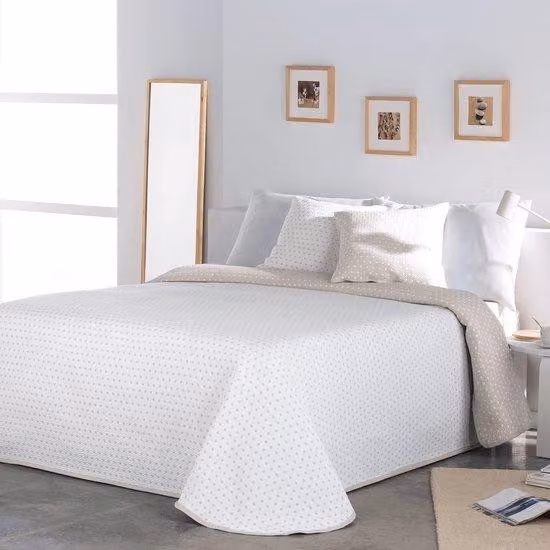 Ibenzoa®: copripiumino per il giorno realizzato con il 50% di cotone riciclato e il 50% di poliestere, color beige, adatto a letti grandi di dimensioni 180–270 cm – coperta leggera estiva, prodotta in Spagna