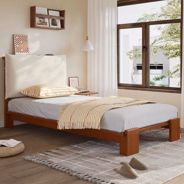 Letto singolo Mivray in legno di pino con testiera imbottita e rete a doghe piatte, L/P/H: 90 x 200 x 120 cm, marrone e bianco