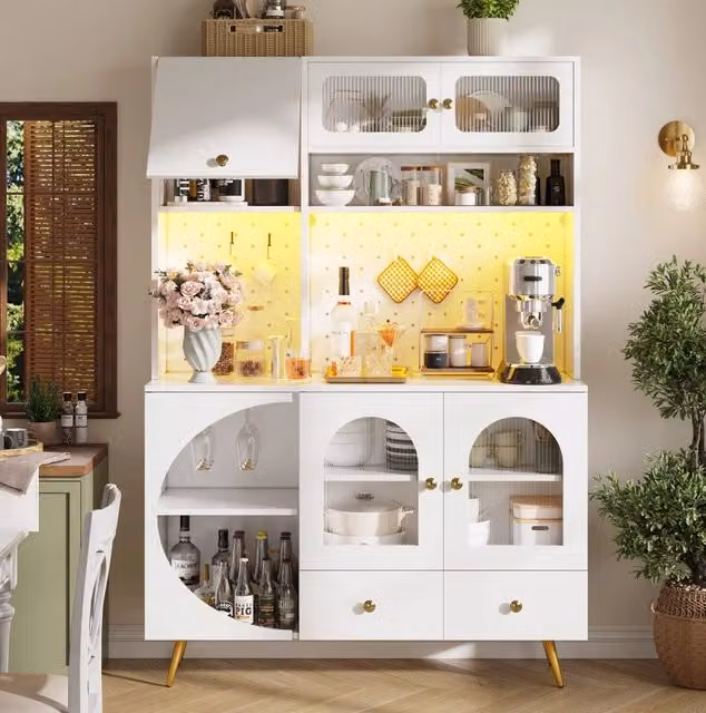Credenza alta 120x40x176 cm con LED; presa integrata e ripiani in MDF; vetro e metallo bianco