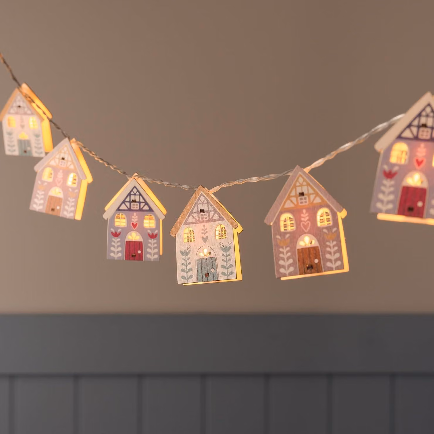 Catena luminosa con 10 casette in legno, lunghezza 1,30 metri, luci LED bianco caldo, timer integrato