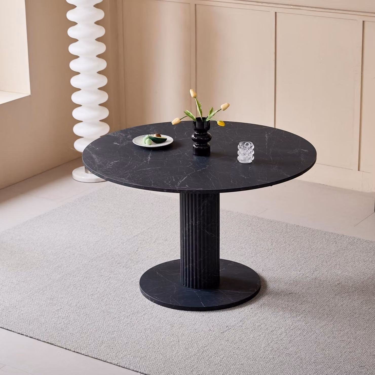 Tavolo rotondo da pranzo con finitura effetto marmo, gambe cilindriche, dimensioni 115 x 115 x 75 cm, colore nero