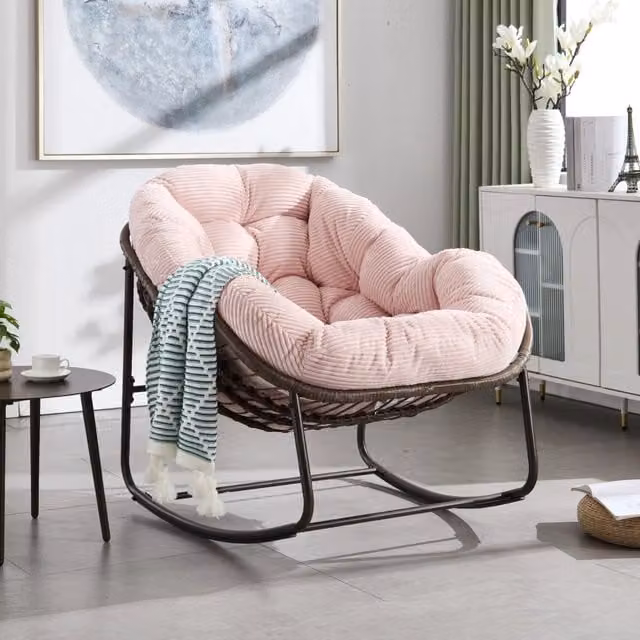 Poltrona a Dondolo in Rattan Sintetico con Cuscino in Velluto Rosa 78x106x90 cm per Giardino e Interni