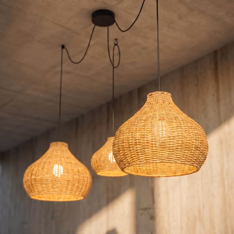 Lampada a sospensione da esterno Lucande Taniola, 3 luci, beige, rattan, IP44 Taniola Lucande, dimmerabile, Legno chiaro, Legno, Campagna / Rustiche