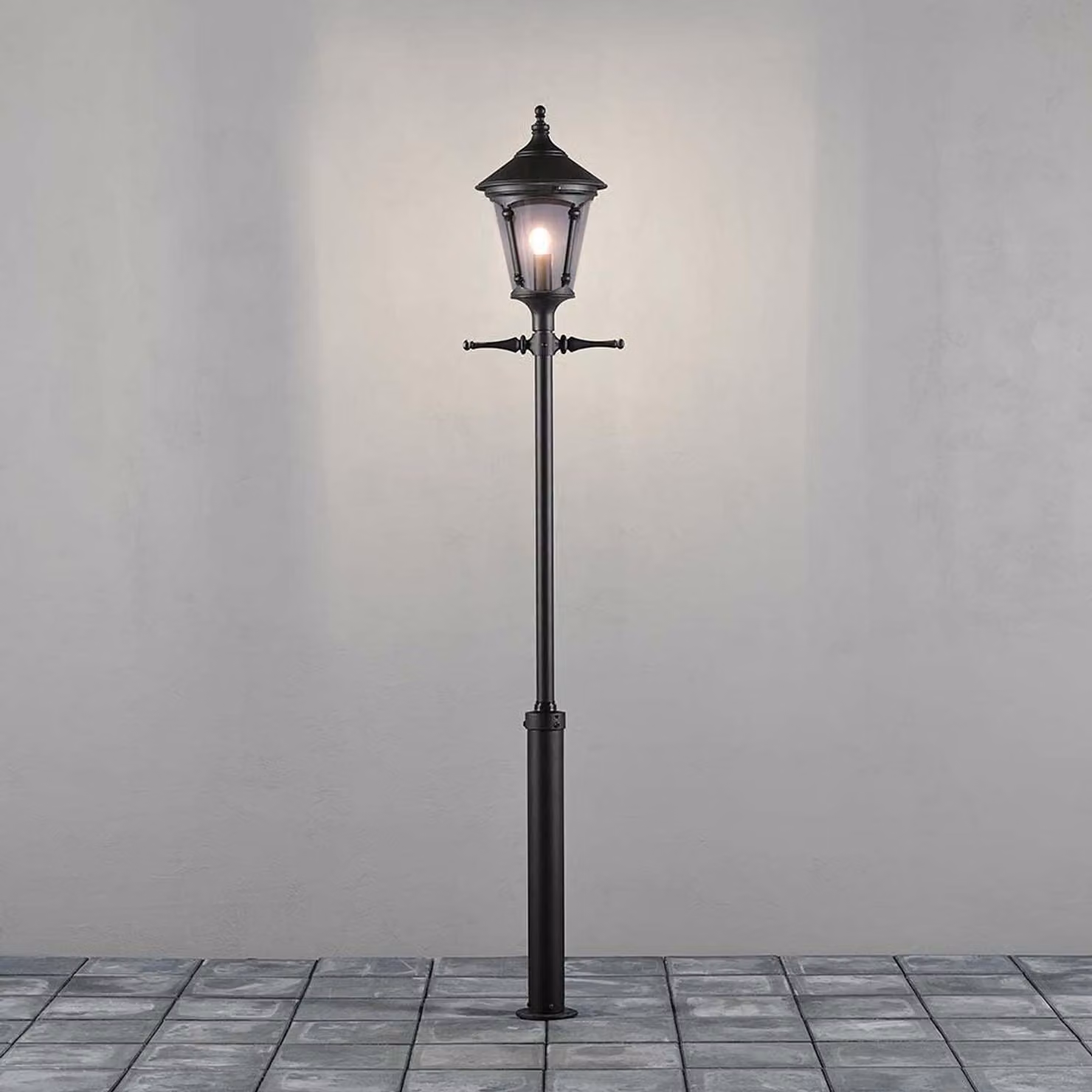 Testa di lampada Konstsmide Virgo in alluminio laccato nero, con vetro acrilico color fumo. Vetro acrilico, prezzo comprensivo di palo e supporto per scala