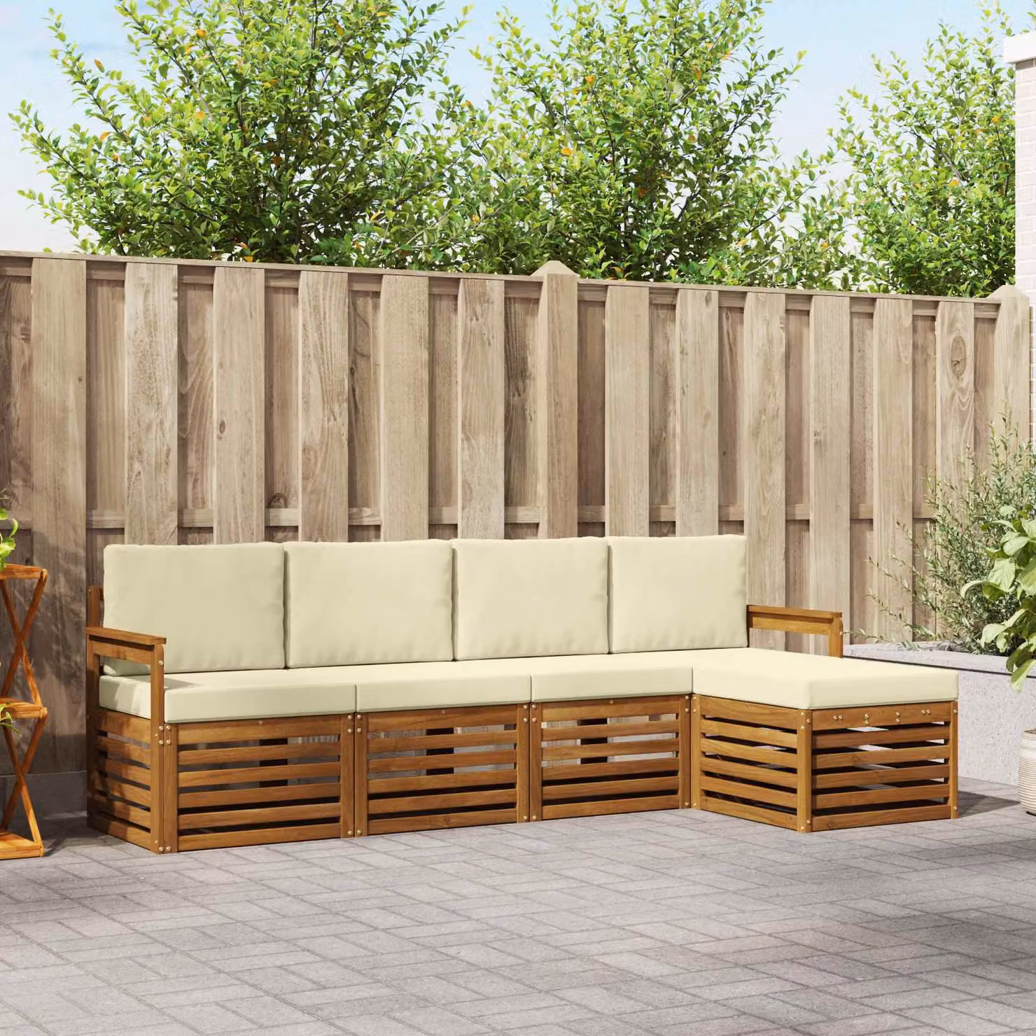 vidaXL Set di divani da esterno a L composto da 5 pezzi in legno di acacia con cuscini, colori beige, marrone e bianco