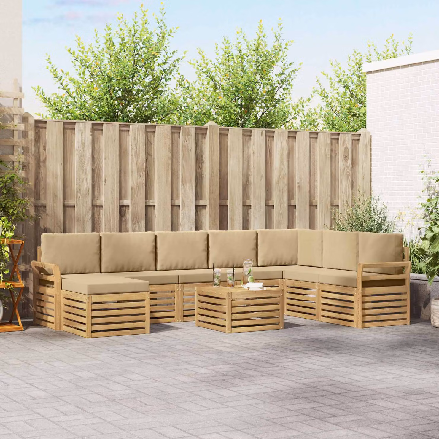 Set di divani da esterno vidaXL 9 pz a forma di L con tavolino e pouf, legno di acacia e tessuto in poliestere bianco e beige