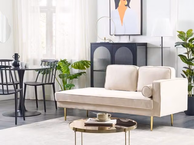 Chaise longue BELIANI in velluto beige con dettagli oro, design moderno a L con orientamento a destra, struttura in legno e gambe in metallo, L/P/H: 171 x 79 x 63 cm