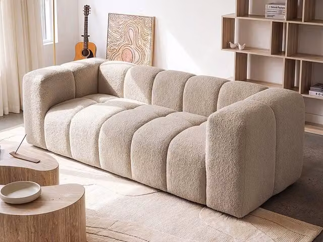 Divano a 3 posti imbottito in bouclé con braccioli, stile moderno Japandi color beige Antola