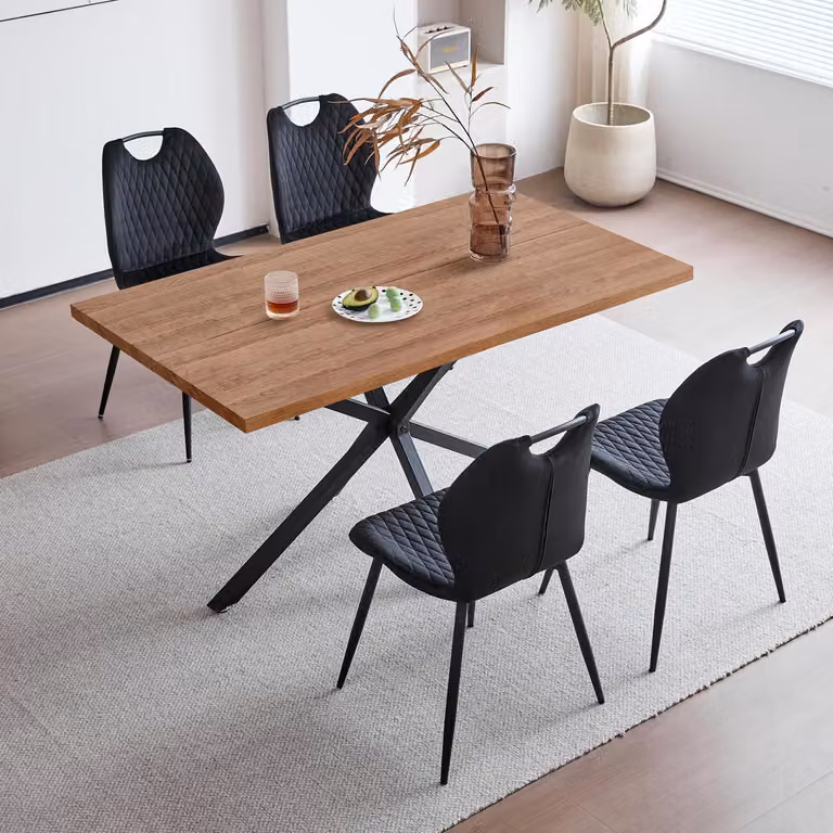 Set da pranzo composto da tavolo e 4 sedie. Il tavolo è quadrato, con dimensioni di 140 cm, e le sedie sono rivestite in lino. Il legno presenta una venatura scura e il colore predominante è il nero