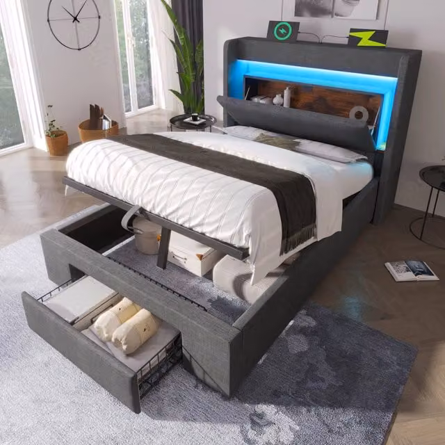 Letto imbottito moderno KOMHTOM in tessuto grigio con base a sollevamento, porta USB, mensola e illuminazione sottostante, L/P/H: 219 x 136 x 101 cm