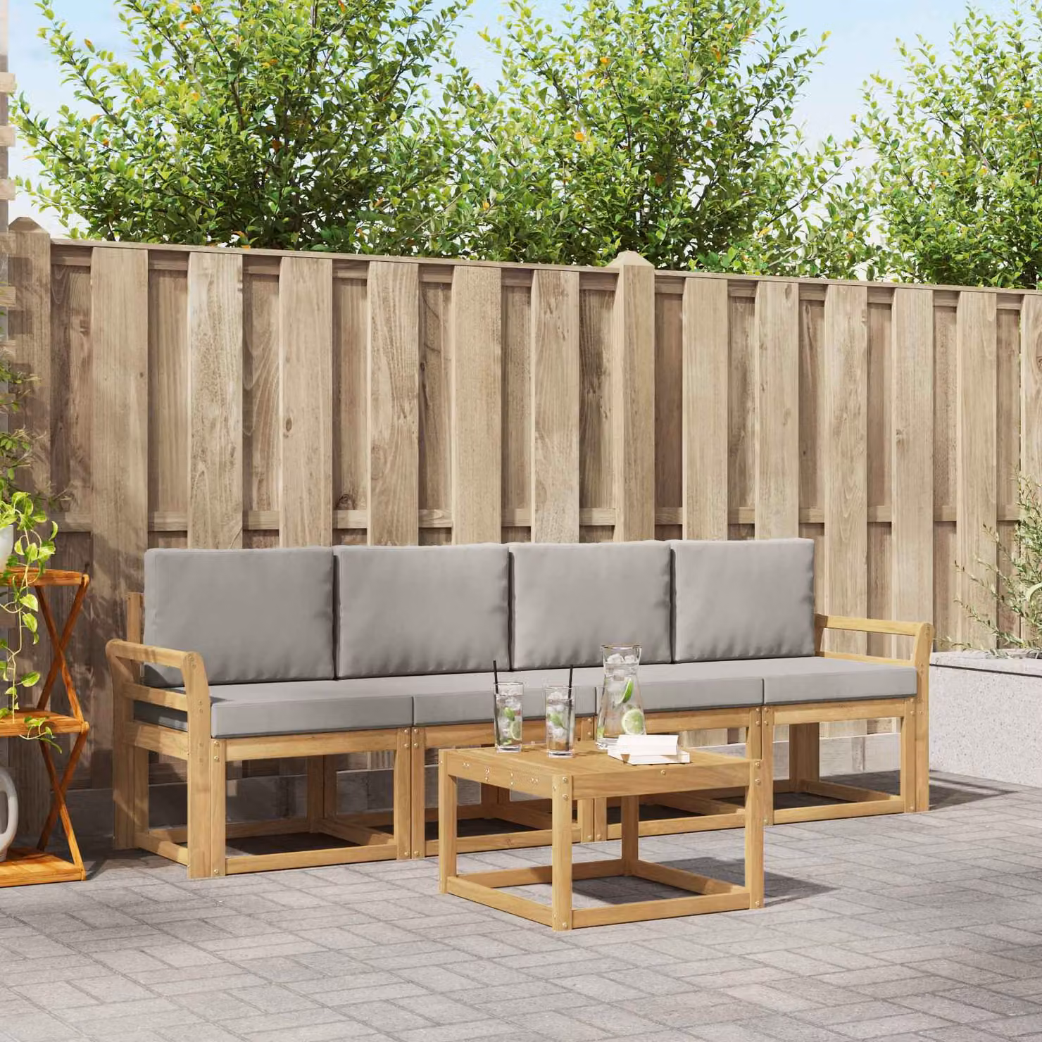Set di divani da esterno vidaXL 5 pezzi in legno di acacia con cuscini bianchi e grigi per giardino e terrazza