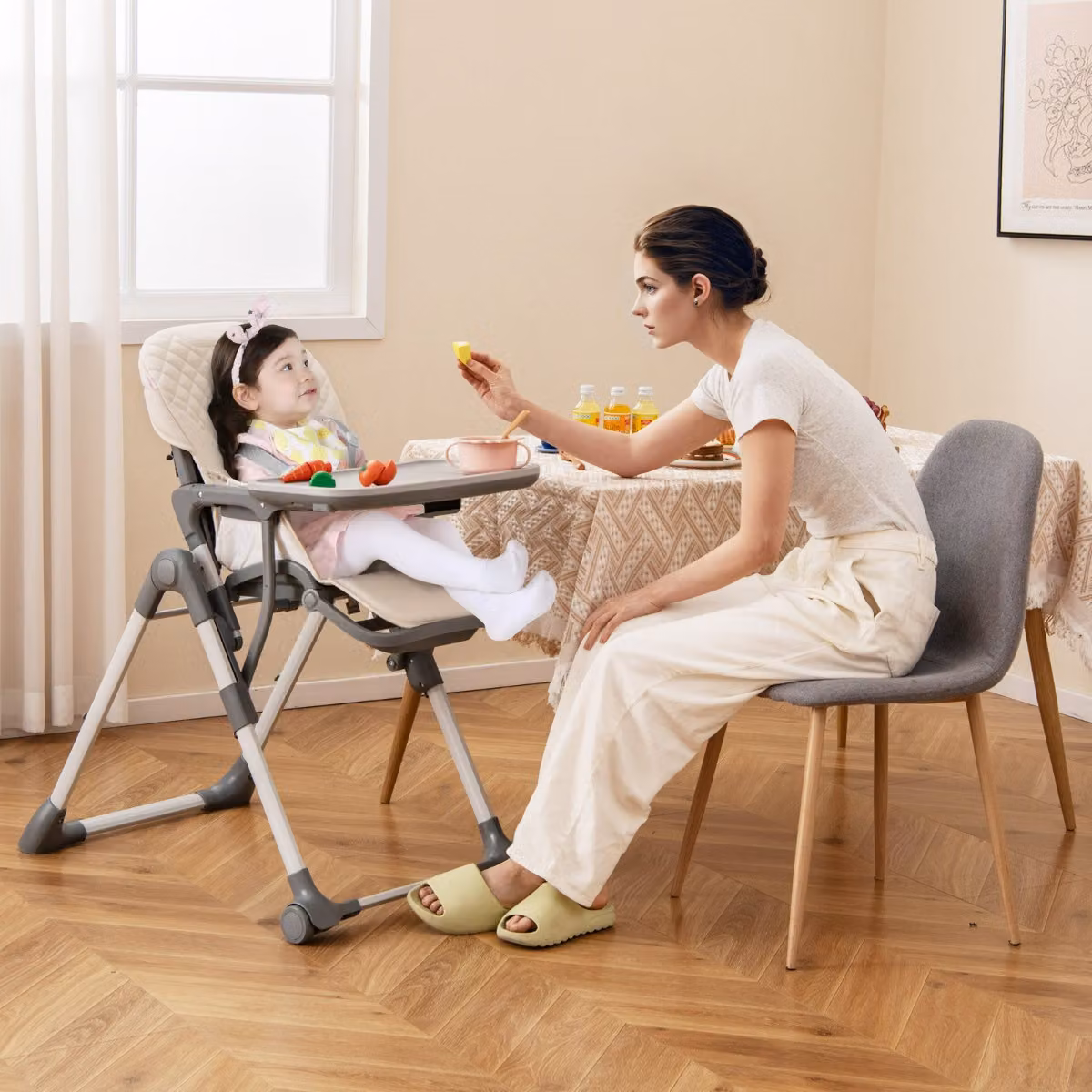 Seggiolone pieghevole Costway per bambini con vassoio staccabile e poggiapiedi regolabile, Beige