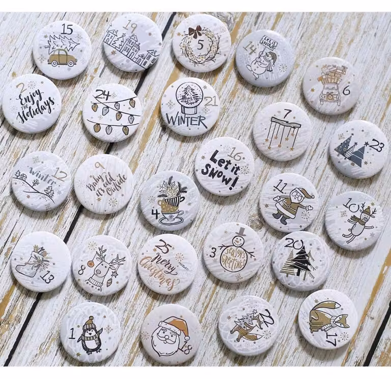 Calendario dell'Avvento con numeri, bottoni, 25 pezzi, diametro 32 mm, motivi natalizi