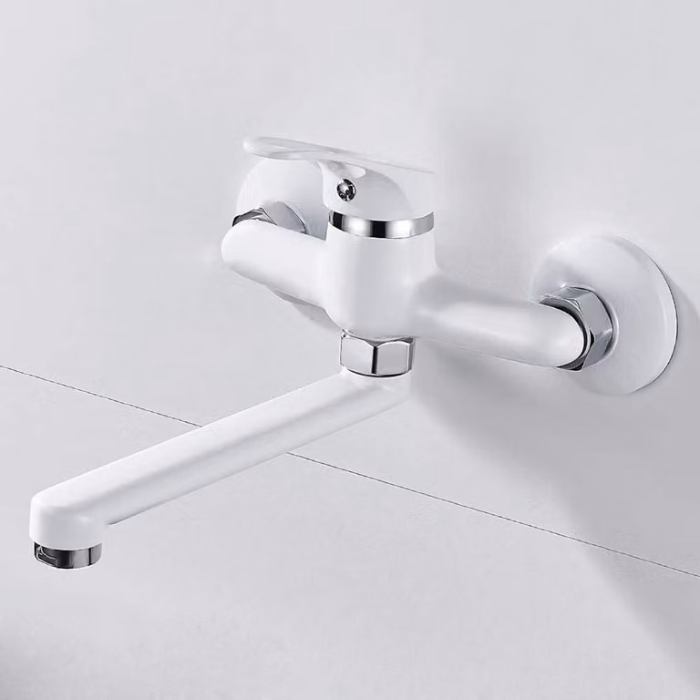 Miscelatore monocomando con doccetta estraibile, girevole a 360°, realizzato in acciaio inossidabile cromato e ottone, ideale per la cucina