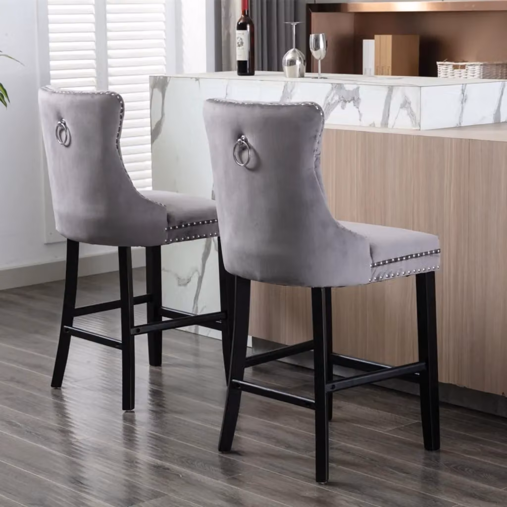 Set di 2 Sgabelli da Bar MINIMAL in Velluto Grigio con Gambe in Legno e Dettagli a Bottoni – 2