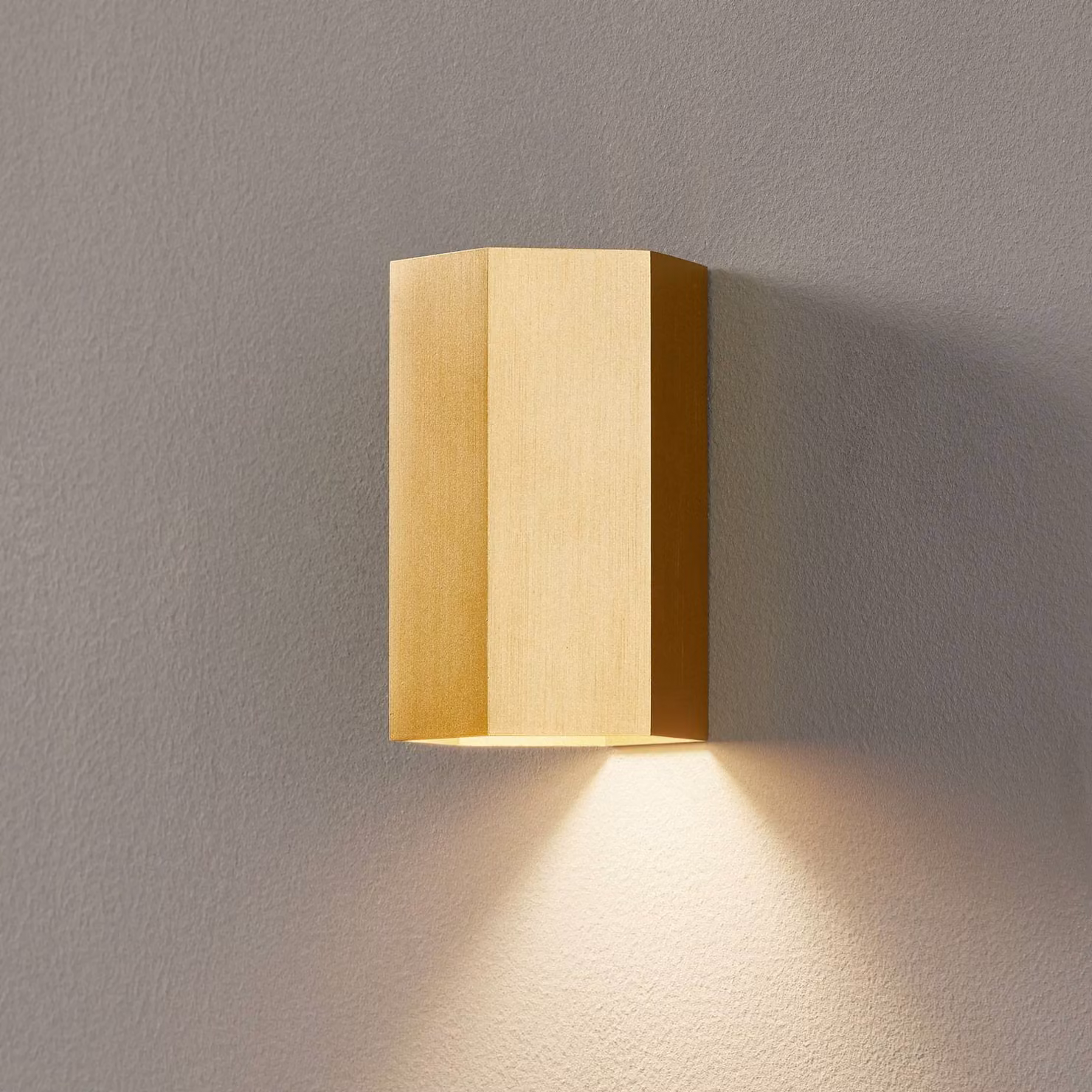 Wever & Ducré Lighting Applique da parete Hexo mini, dimmerabile, Ottone / Oro, Soggiorno / Sala da pranzo, Alluminio, Moderno, Applique