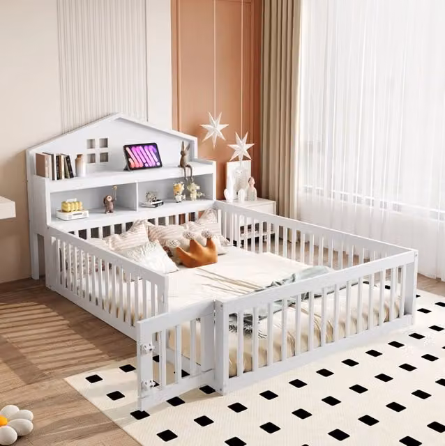 Letto per bambini 140x200 cm in legno massello con struttura a forma di casetta, ripiani portaoggetti, sponda protettiva e rete a doghe bianco