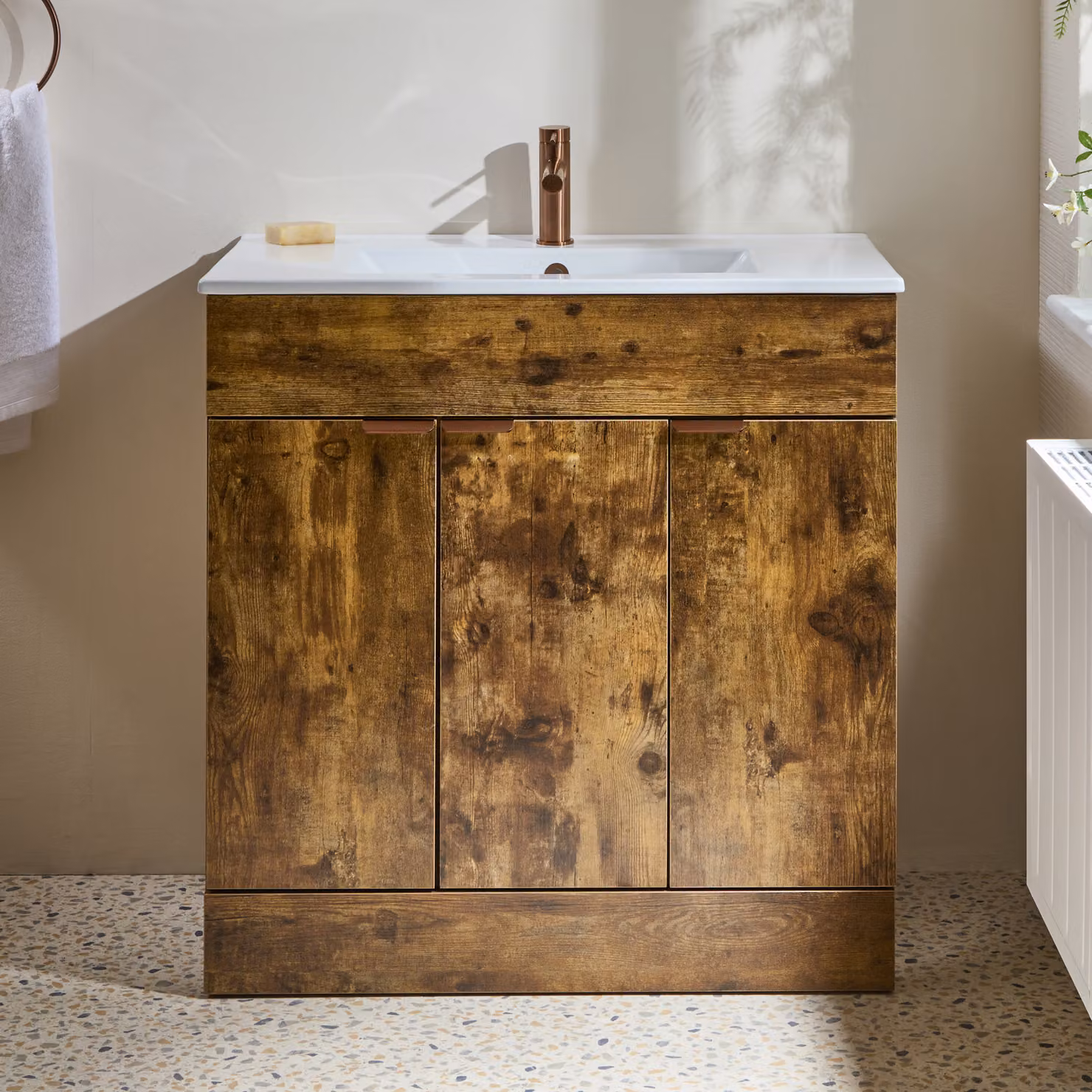 Mobile Bagno a Terra Rovere Scuro da 810mm con Lavabo e Maniglie con Barra a T in Oro Satinato - Cluo