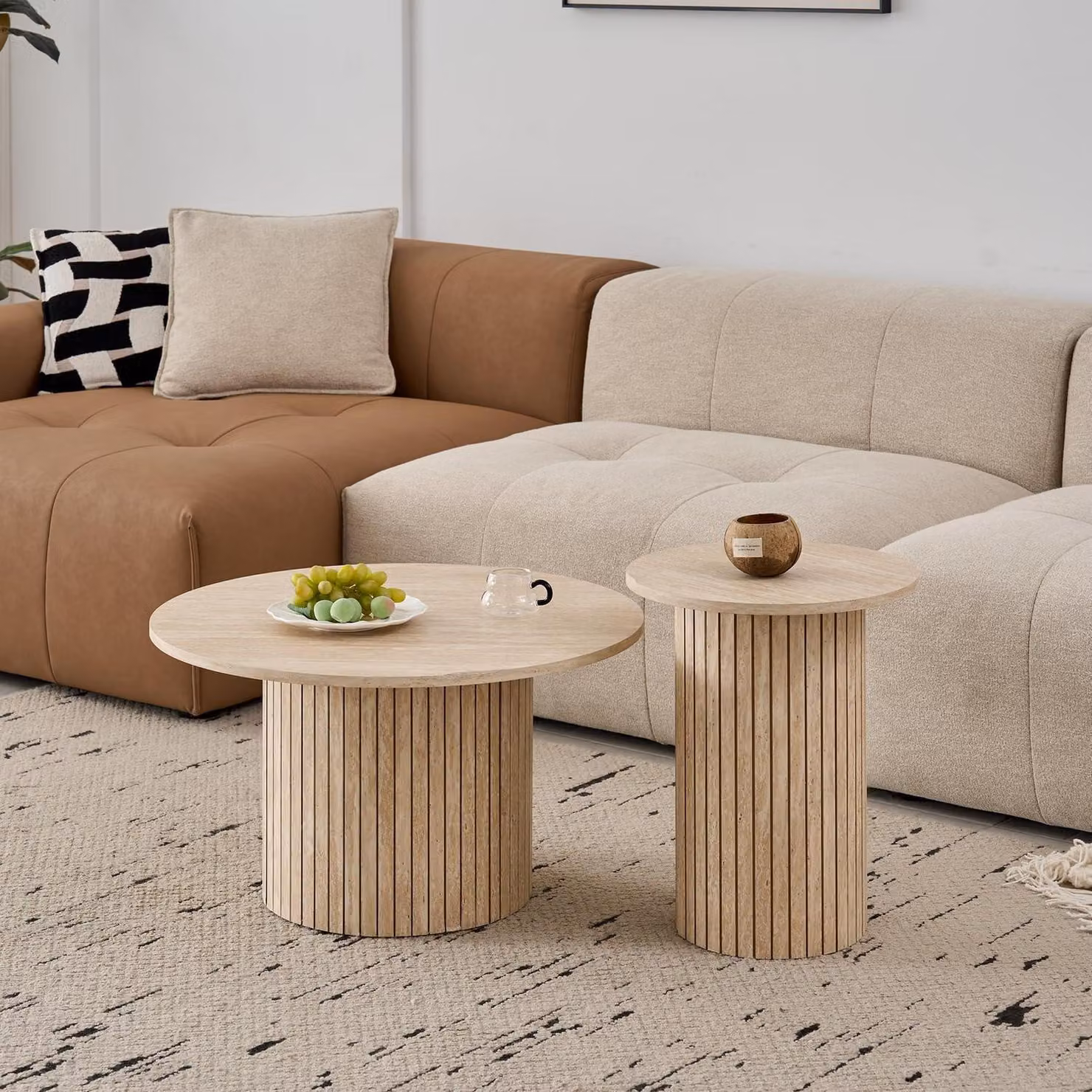Set di 2 tavolini rotondi, finitura travertino con venature, colore giallo chiaro