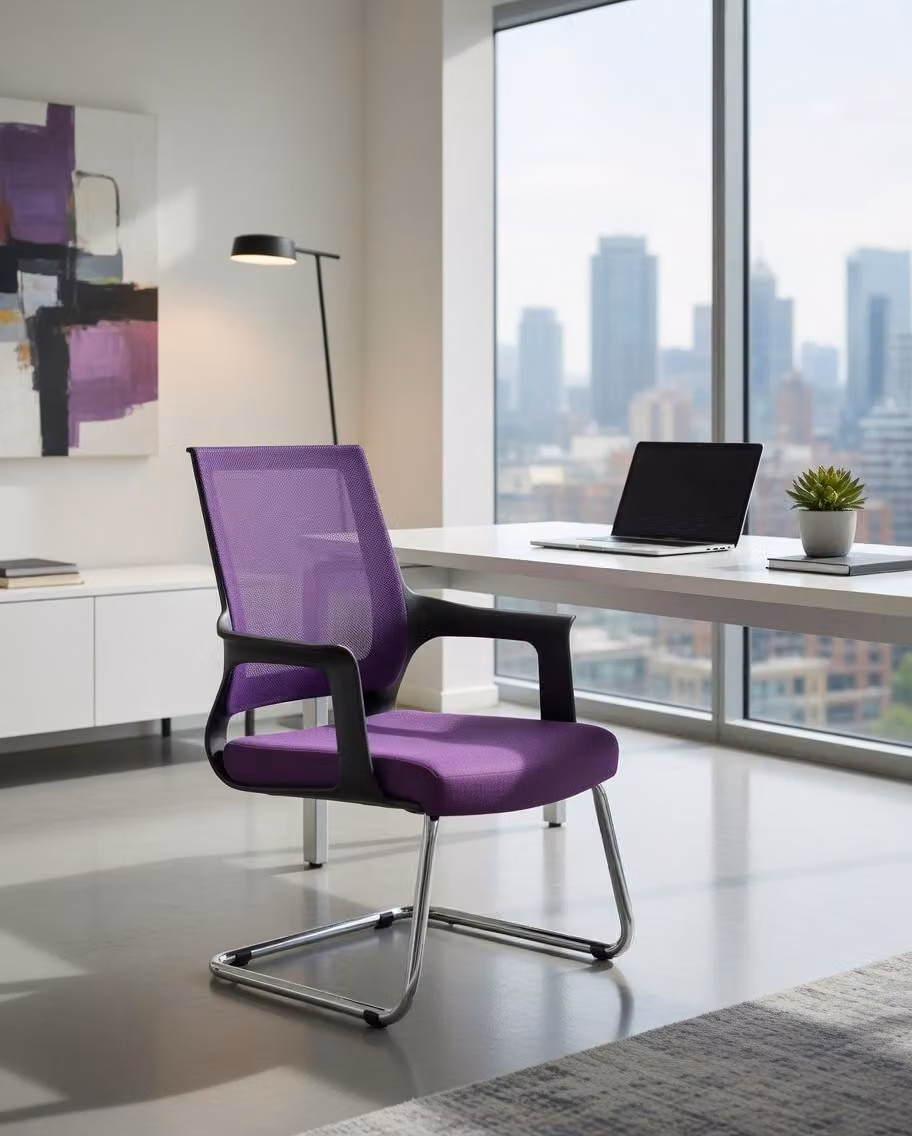 Sedia da ufficio viola per una seduta ergonomica in ufficio