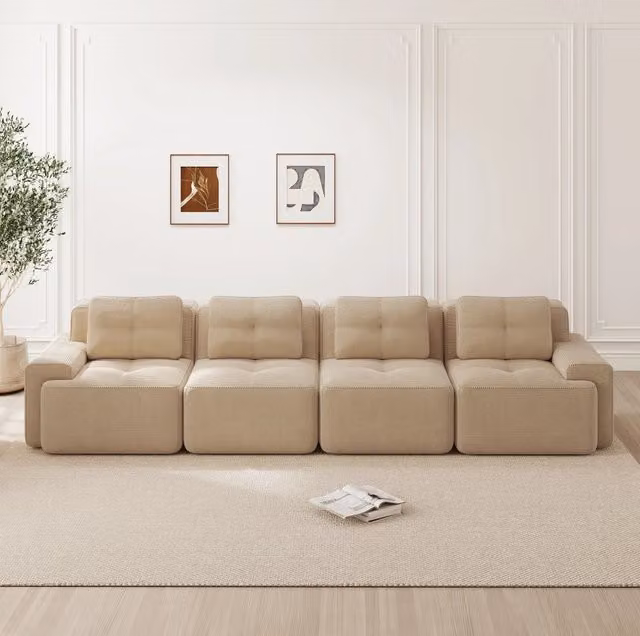 Divano modulare a basso profilo in velluto a coste beige; seduta profonda 74 cm