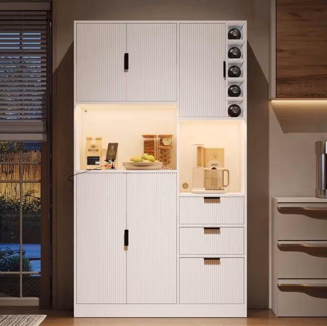 Mobile buffet 105x40x180 cm bianco in MDF, 3 cassetti e portabottiglie laterale