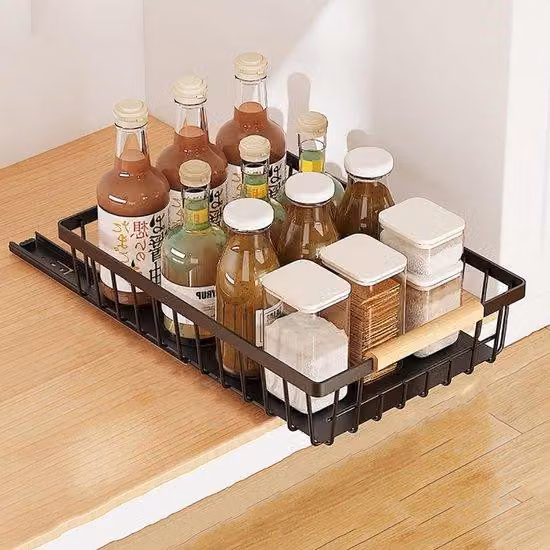 Cassetto da cucina con pannello metallico per organizzare al meglio