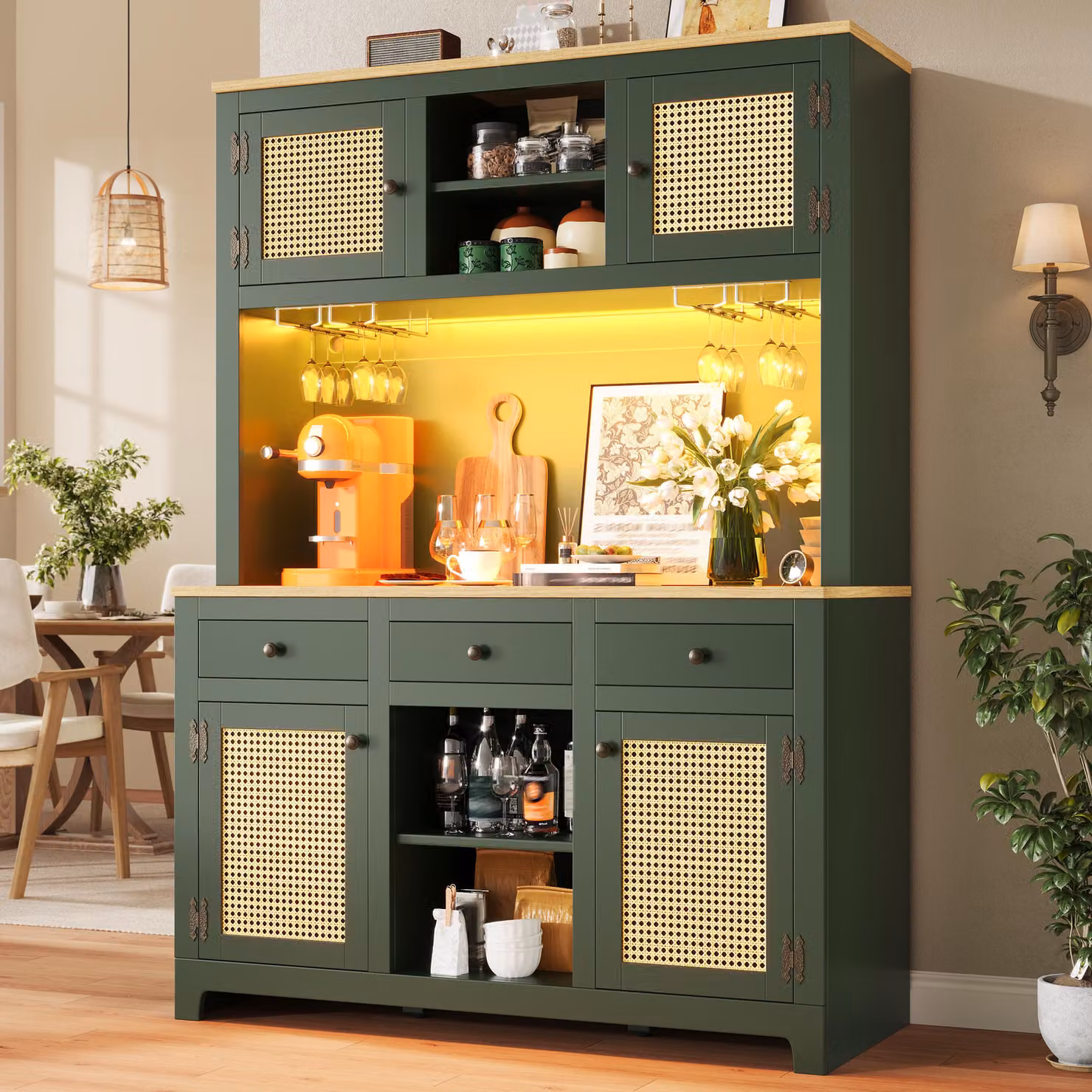 MODFU Armadio vintage da cucina con ante in rattan e 3 cassetti; armadio alto con illuminazione a LED e vano aperto; mobile contenitore verde antico