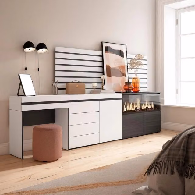 Tavolo da toeletta SKRAUT HOME con camino elettrico XXL, cassettiera e pannelli decorativi, Bianco, L: 284 cm, P: 35 cm, H: 145 cm