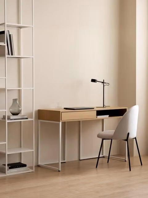 Scrivania Bari Kenay Home in legno naturale e bianco con piano rettangolare e finitura opaca