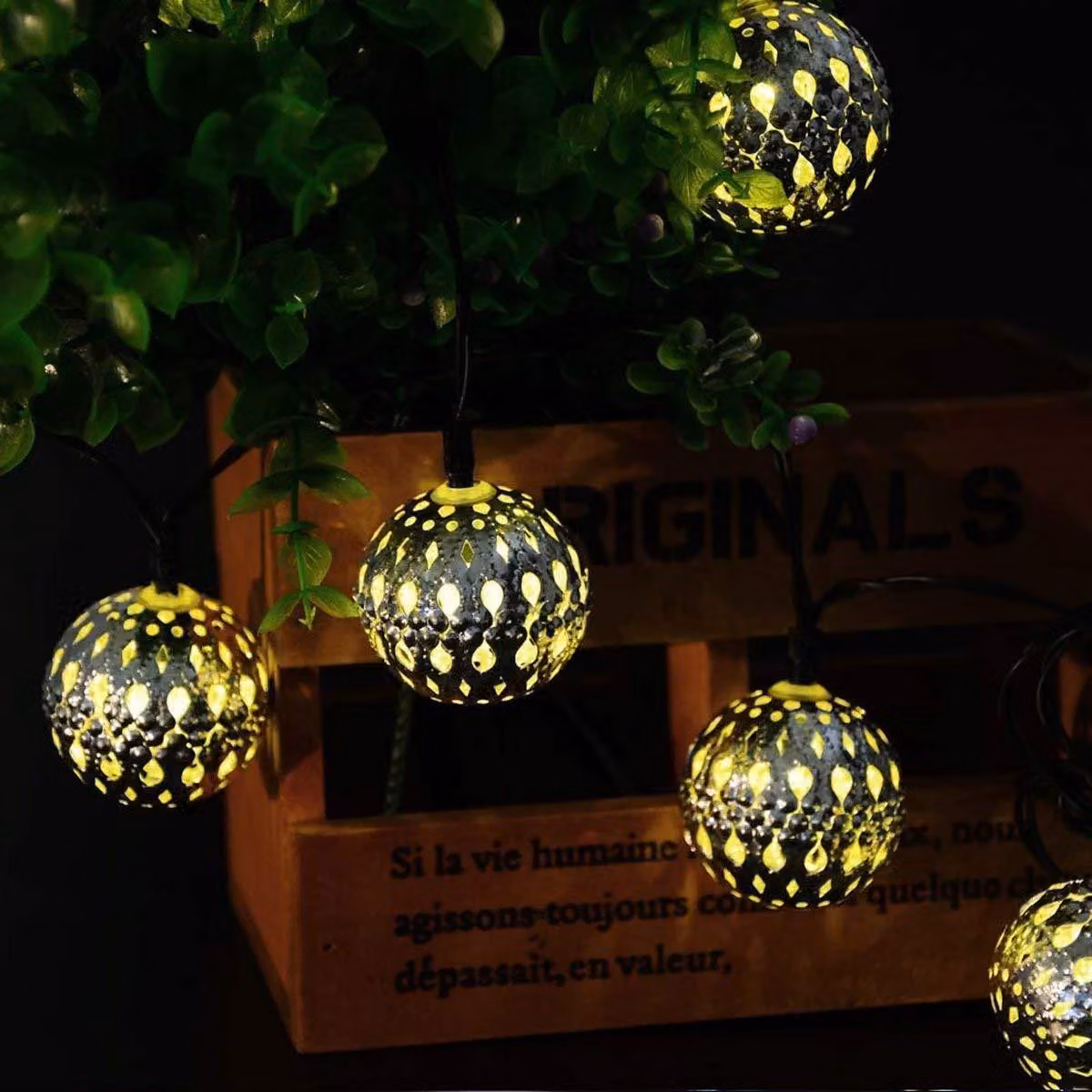 Catena luminosa solare con 20 LED, decorata con sfere in stile marocchino, luce bianco caldo