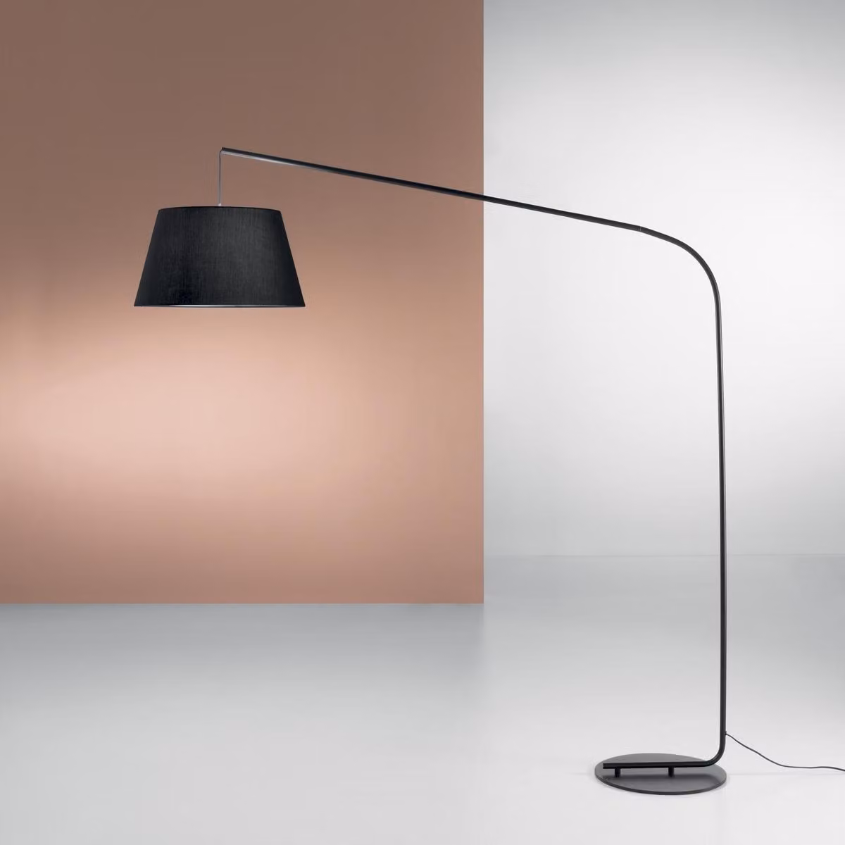Lampada da terra curva ENJOY in metallo nero con paralume in tessuto 180 cm.