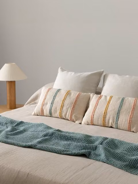 Set Uyor-Obi Kenay Home composto da 2 cuscini bianchi e un plaid turchese a righe in cotone con stile minimalista