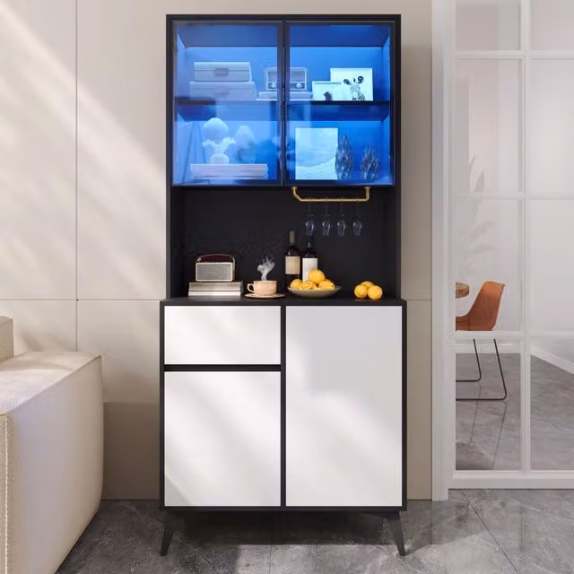 Mobile alto vetrina credenza nero-bianco, struttura MDF, elementi in vetro, luci LED integrate, ampio spazio contenitivo