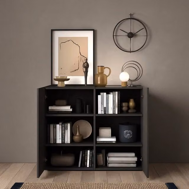 Madia Giarole DMORA, Credenza con 4 ripiani e ante a battente, Marrone, L: 121 cm, P: 44 cm, H: 114 cm